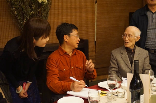四川省作家協會主席阿來（中）與臺灣著名詩人余光中（右）座談交流