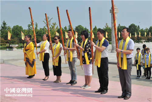 兩岸媒體代表在炎帝故里文化園敬香