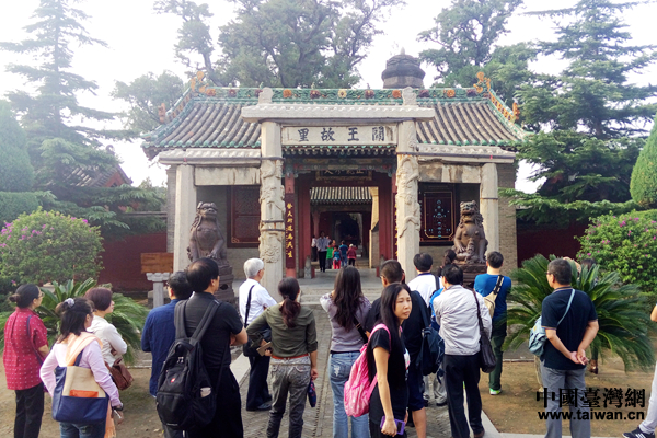 參訪團成員來到關帝家廟參觀。