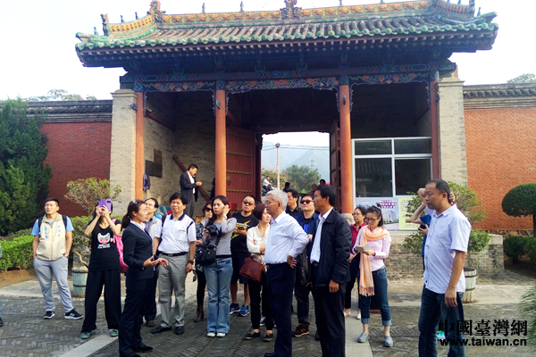 參訪團成員在解州關帝廟參觀。