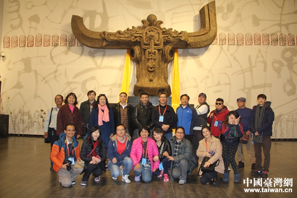 臺灣少數民族文創參訪團在韓美林藝術館合影。