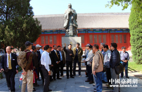 4月26日，參訪團參觀北京孔廟，孔廟和國子監博物館館長吳志友為參訪團講解