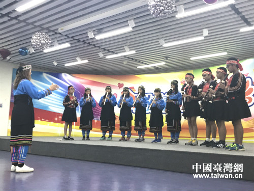 臺東縣海端小學學生表演直笛組曲