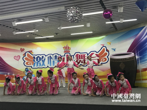 北京市少年宮小朋友表演舞蹈