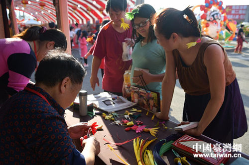 青神竹編傳承人陳雲華編織的造型各異的小魚受到民眾歡迎。