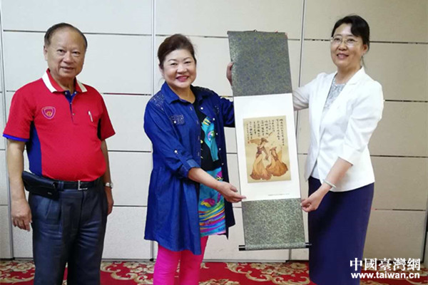 新疆自治區臺辦主任閻梅向參訪團贈送《新疆歌舞畫卷》