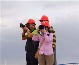 “鏡觀兩岸之一帶一路看甘肅”臺灣攝影大咖走進風力發電公司