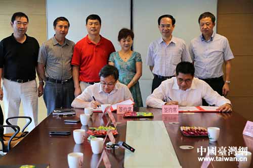 劉玉海副市長（左）與天福集團（開曼）控股董事長李世偉簽署備忘錄
