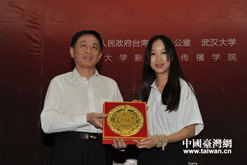 湖北省委副秘書長、省臺辦主任劉凱春為“金飛燕”獲得者頒獎