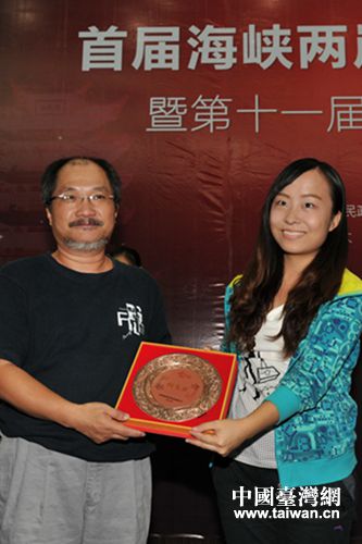 臺灣藝術大學電影學系主任廖金鳳為“銅飛燕”獲得者頒獎