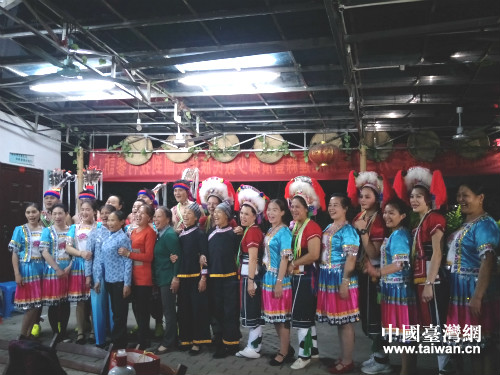 臺灣少數民族與賴浩村民一起歡唱