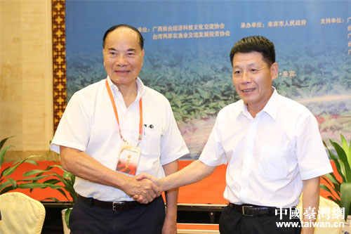 廣西臺辦主任劉侃（右）與海峽兩岸農漁業交流發展投資協會理事長林享能簽約後握手