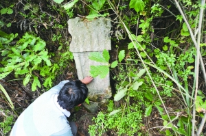 周鐘瑄的墓碑位於青岩與惠水交界處