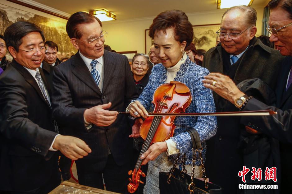 連戰夫婦在北京鄉村“試拉”小提琴