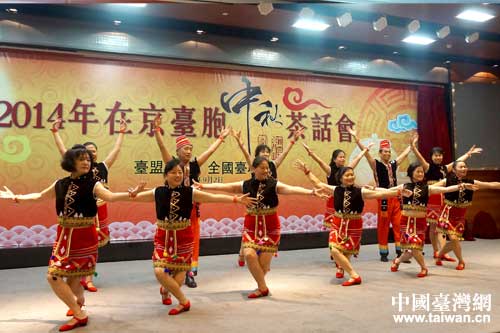 北京市臺聯舞蹈隊表演的舞蹈《美麗的那魯灣》