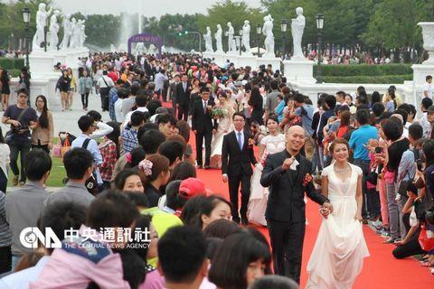 臺南市政府11月1日在奇美博物館前廣場舉辦聯合婚禮，今年首次開放非臺南市民報名，113對新人在眾人祝福下完婚。來源 臺灣“中央社”