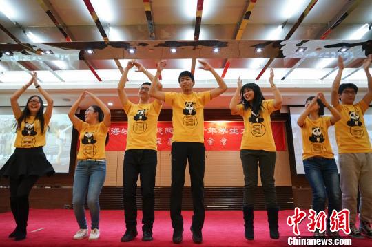 2月1日晚，“情漫海峽？愛聚兩岸——青年學生大聯歡”在北京舉行，兩岸學生歡聚一堂，載歌載舞。　熊然 攝
