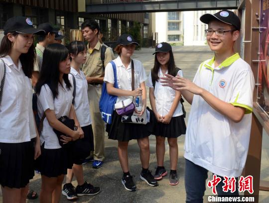 一位福州第八中學學生為參加第十三屆榕臺青年夏令的臺灣中學生介紹該校校史。　記者劉可耕 攝
