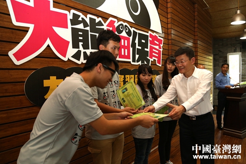 國臺辦交流局局長黃文濤向臺灣學生頒發實習證書