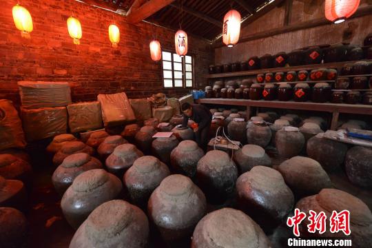 圖為福建寧德古田縣杉洋鎮白溪村興起鄉村旅遊，村民復興紅曲黃酒産業。　呂明 攝