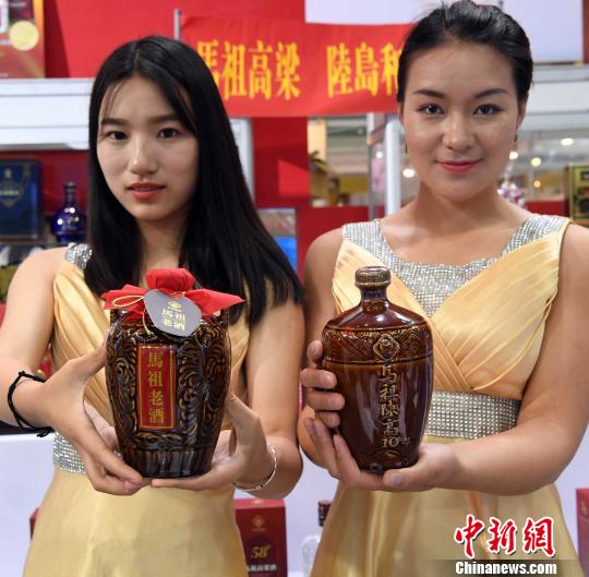 兩名美女在臺灣館內另設的馬祖館展示馬祖酒廠生産的馬祖陳高和老酒。　記者劉可耕 攝