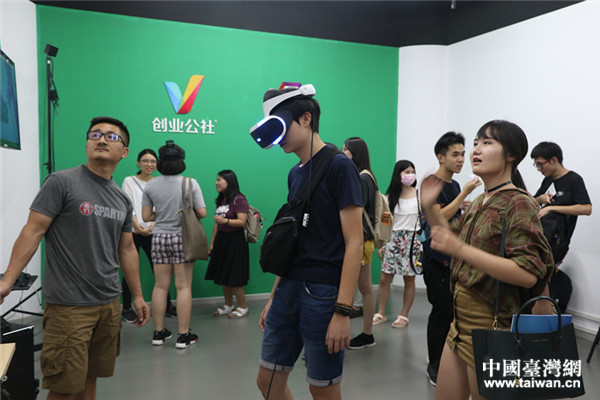 在創業公社體驗基地，同學們體驗VR技術