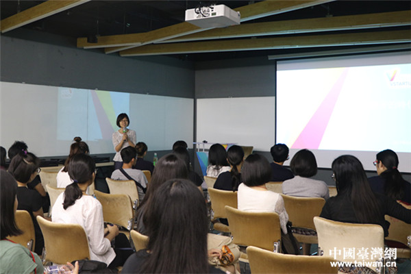 創業公社公共事業部總經理張媛介紹了創業公社的整體情況，並就青年學生的問題進行了詳細解答