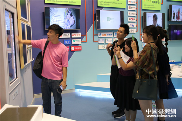 兩岸青年學生上午還參觀了中關村國家自主創新示範區展示中心，體驗高新技術産業産品