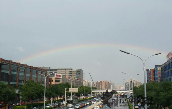 雨後北京天空美麗的彩虹.jpg