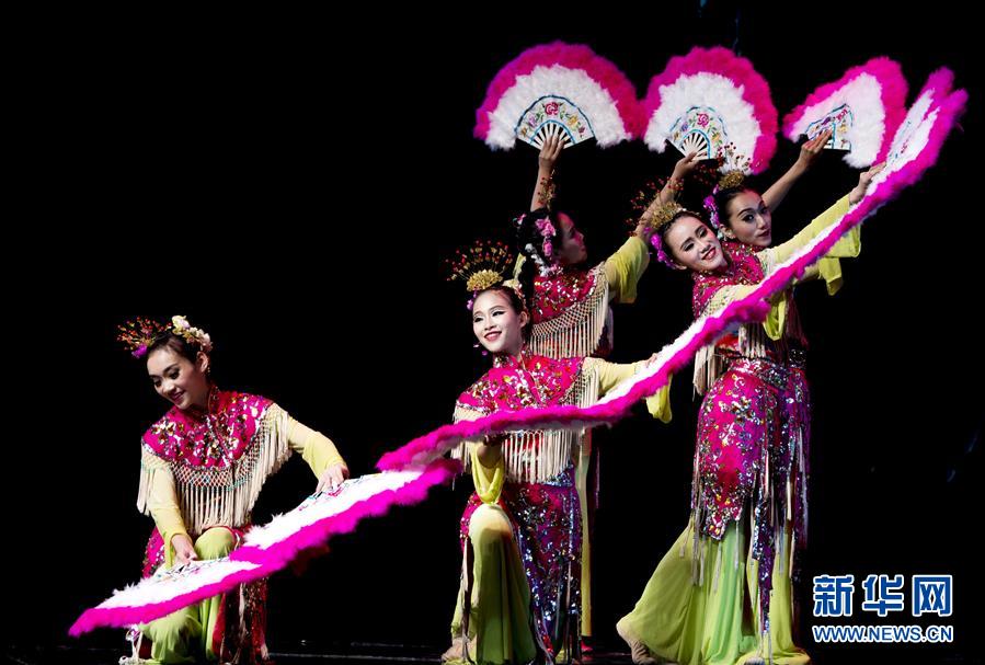 臺灣敦青舞蹈團演員在表演《羽扇迎賓樂舞》。