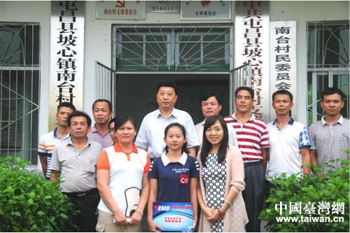 劉耿主任（後排左三）與受資助的學生及村民代表合影