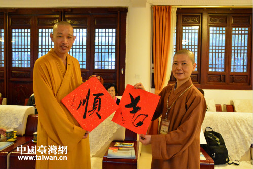4月12日上午，澄邁永慶寺能昌法師向妙慧法師贈送書法作品