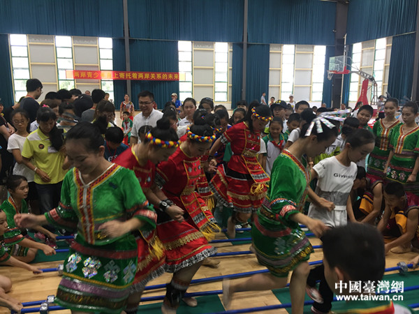瓊臺同學在定安共跳海南黎族傳統舞蹈“竹竿舞”
