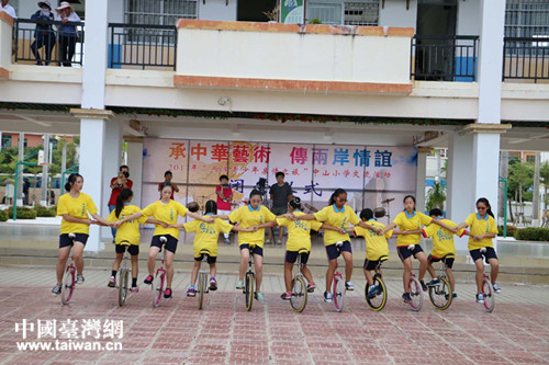 8月4日上午閉營儀式上，來自高雄的學生表演獨輪車(陵水臺辦　提供)_