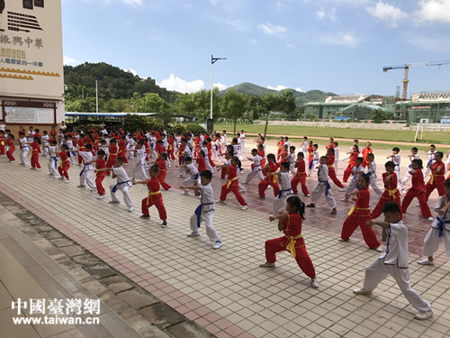 8月4日上午閉營儀式上，來自中山小學的學生表演武術
