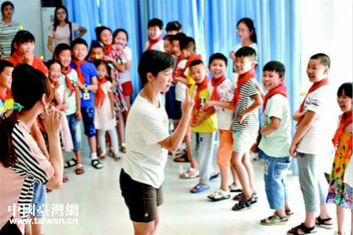 7月11日，臺灣青年教師林玉凰在雲夢沙河鄉李店社區的希望家園與留守兒童開展互動遊戲