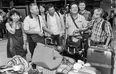 9月4日晚，170名臺灣遊客通過旅遊包機抵達昌北國際機場，開啟為期8天的江西之旅。“我是通過上網得知有旅遊包機活動，期待許久的廬山遊終於要變為現實了。”一名臺北遊客激動地説。