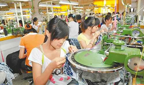 大陸製造業發展迅速，圖為廣東省某工廠員工正在工作。