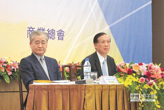 臺當局“行政院長”毛治國（左）30日參加臺灣商業總會座談
