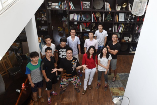 彭少儀（前排右二）和她的團隊在他們的工作室 新華社記者陳曄華攝