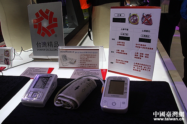 手臂式電子血壓計。（台灣網 李學磊 攝）
