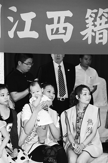 臺北江西會館，嫁到臺灣的江西女兒帶著孩子迎接家鄉人。 陳曉星攝