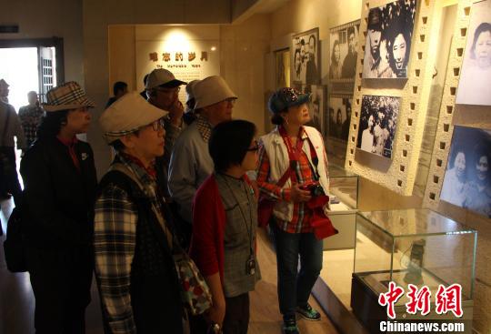 高雄市河北同鄉會參訪團觀看革命先烈的照片和事跡。　韓冰 攝