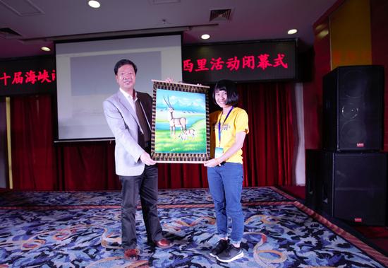 青海省臺辦主任郭根旺為獲得攝影比賽一等獎的同學頒獎