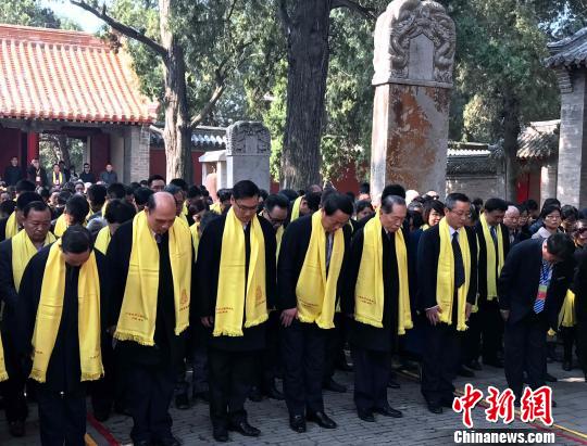 丁酉年春季祭孔大典在孔子出生地曲阜尼山舉行 參加祭祀者向至聖先師孔子行鞠躬禮