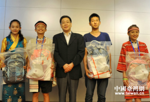 上海市臺辦主任李文輝與臺灣少數民族青年代表合影。