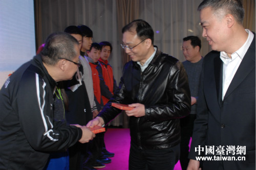 上海市體育局和市臺辦領導向臺北運動員贈送紀念品