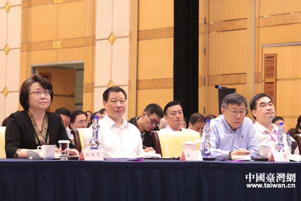 圖為上海市市長應勇（左二）、副市長翁鐵慧（左一）與臺北市市長柯文哲（右二）、副市長鄧家基（右一）