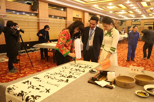 臺灣知名書畫家吳麗琴展示精湛的書法技藝