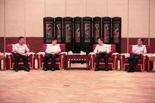 四川省常務副省長王寧（右二）與國務院臺辦主任助理周寧（左二）交談，左一為中國記協書記處書記季星星